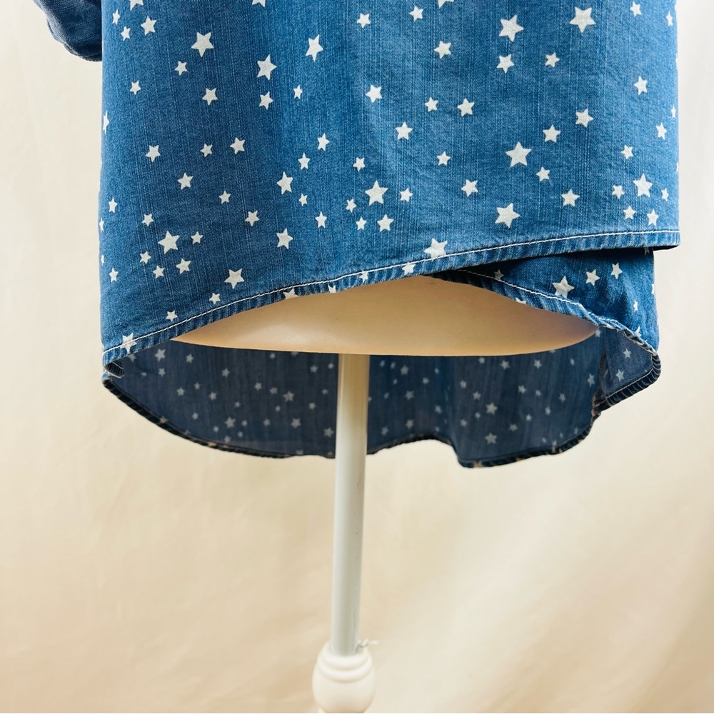 Neiman Marcus 3/4 Sleeve Chambray Blouse with Star Print/Asymmetrical Hem - Picture 7 of 16